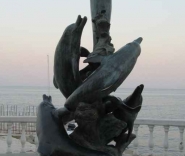 Скульптура с дельфинами