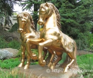 Золотые кони в Айвазовском парке