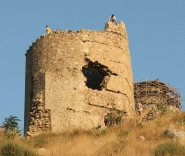 Туристы штурмуют крепость Чембало