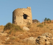 Одинокая башня крепости Чембало