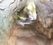 В пещере под водопадом Серебряные струи