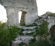 Ворота в цитадели - каменный наличник орнаментом