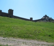 Крепостная стена на горе