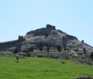 Девичья башня на вершине крепости