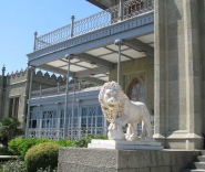 Мраморный лев на террасе Алупкинского дворца